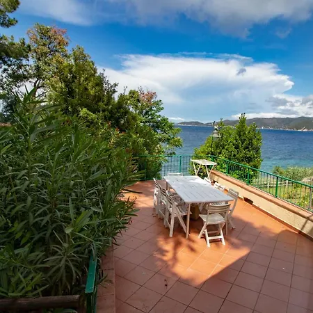 Le Sprizze A Bordo Del Mare - Goelba Prázdninový dům